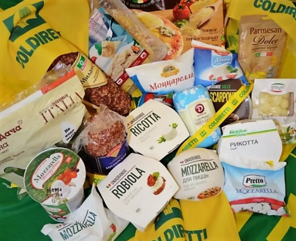 Alcuni prodotti di imitazione del made in italy scovati da Coldiretti sul mercato russo, conseguenza dell’embargo che da cinque anni colpisce numerosi prodotti italiani