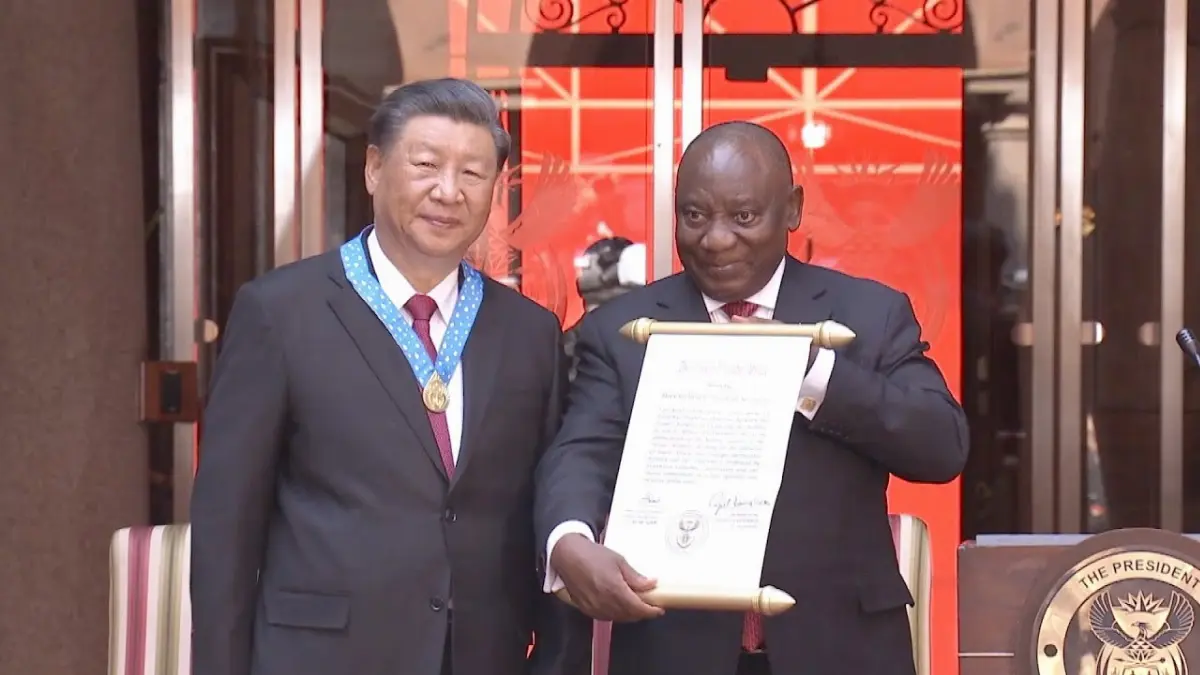 Il presidente cinese Xi Jinping e il presidente sudafricano Cyril Ramaphosa al vertice dei Brics (Johannesburg, 22 agosto 2023)