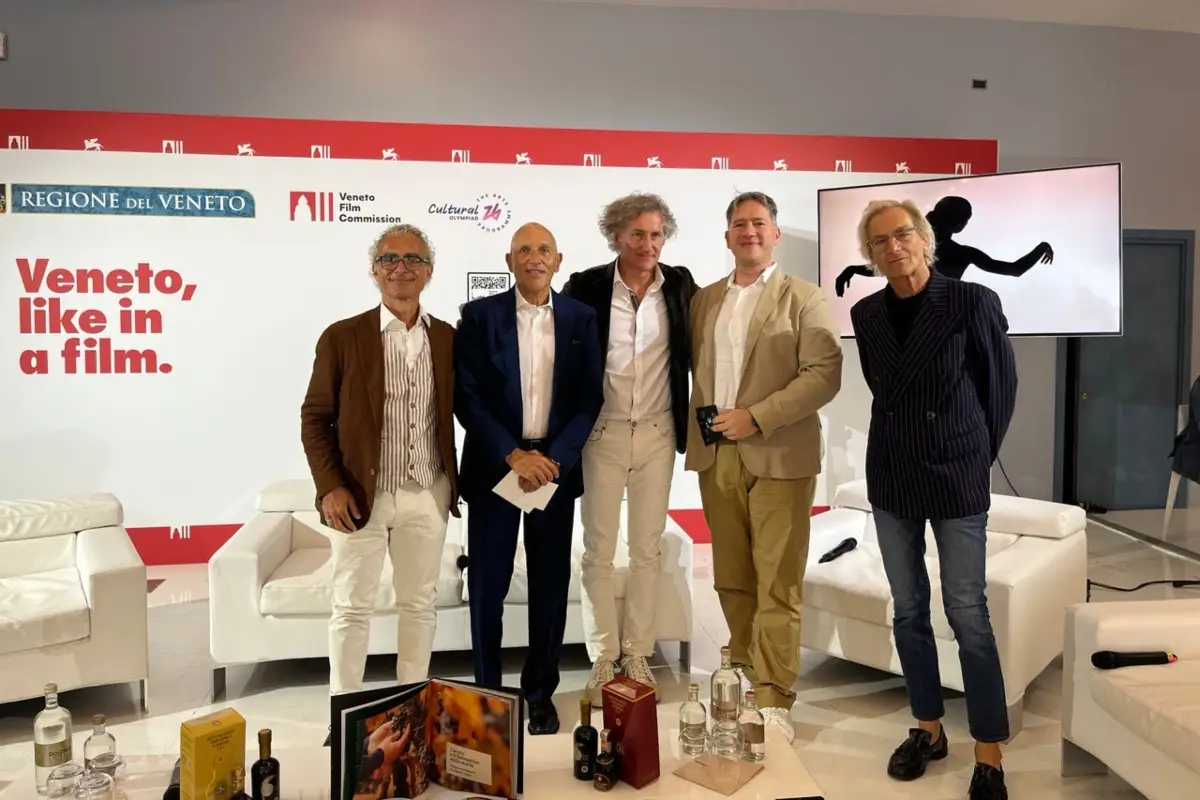 Da sinistra: Federico Desimoni, Direttore Consorzio Terre del Balsmico, Cesare Mazzetti, Presidente Consorzio Aceto Balsamico di Modena,Michele Montanari, Consigliere Consorzio Aceto Balsamico Tradizionale di Modena, Paolo Rodda, direttore d'orchestra (Mostra del Cinema di Venezia 2025)