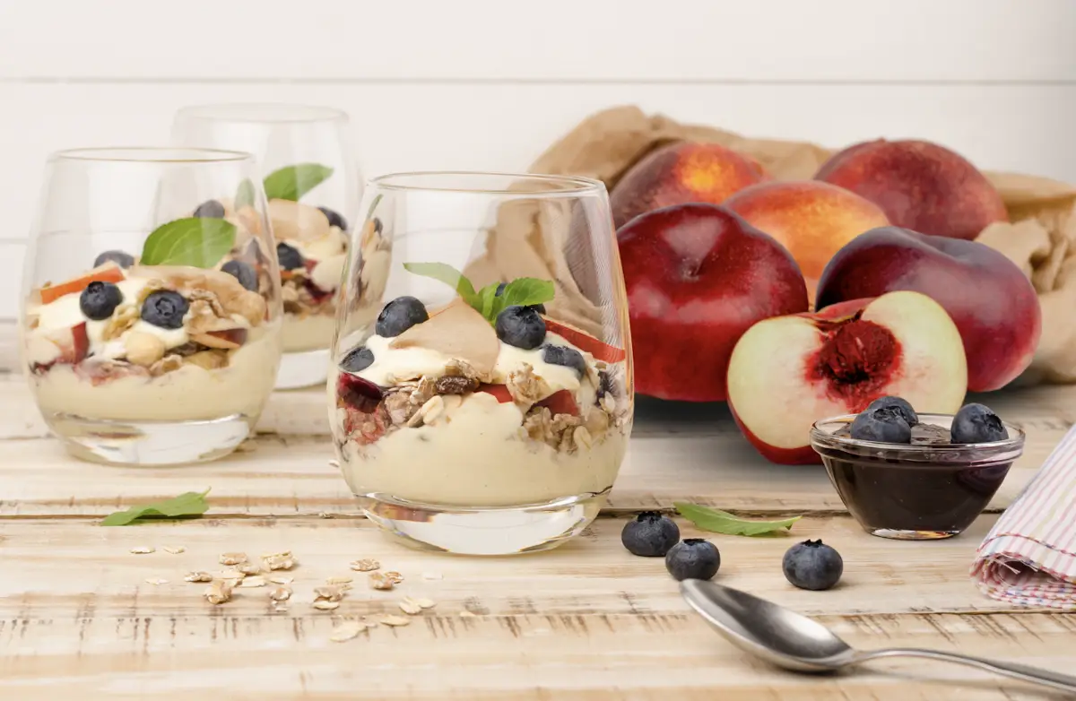 BICCHIERINI CON YOGURT E PESCHE NETTARINE ONDINE