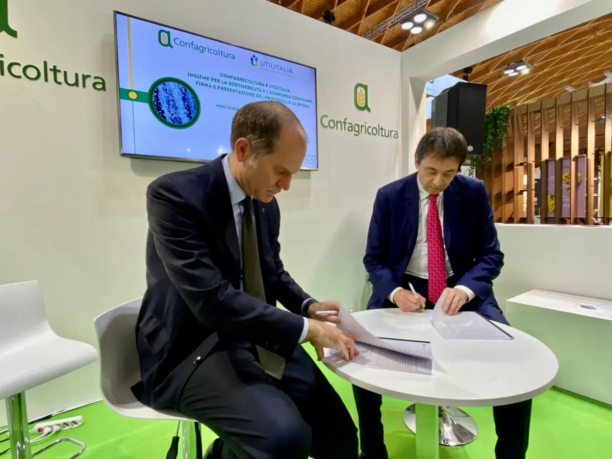 Massimiliano Giansanti, presidente Confagricltura (a destra) e Filippo Brandolini presidente Utilitalia (a sinistra) firmano il Protocollo di intesa per il risparmio idrico a Rimini (Ecomondo)