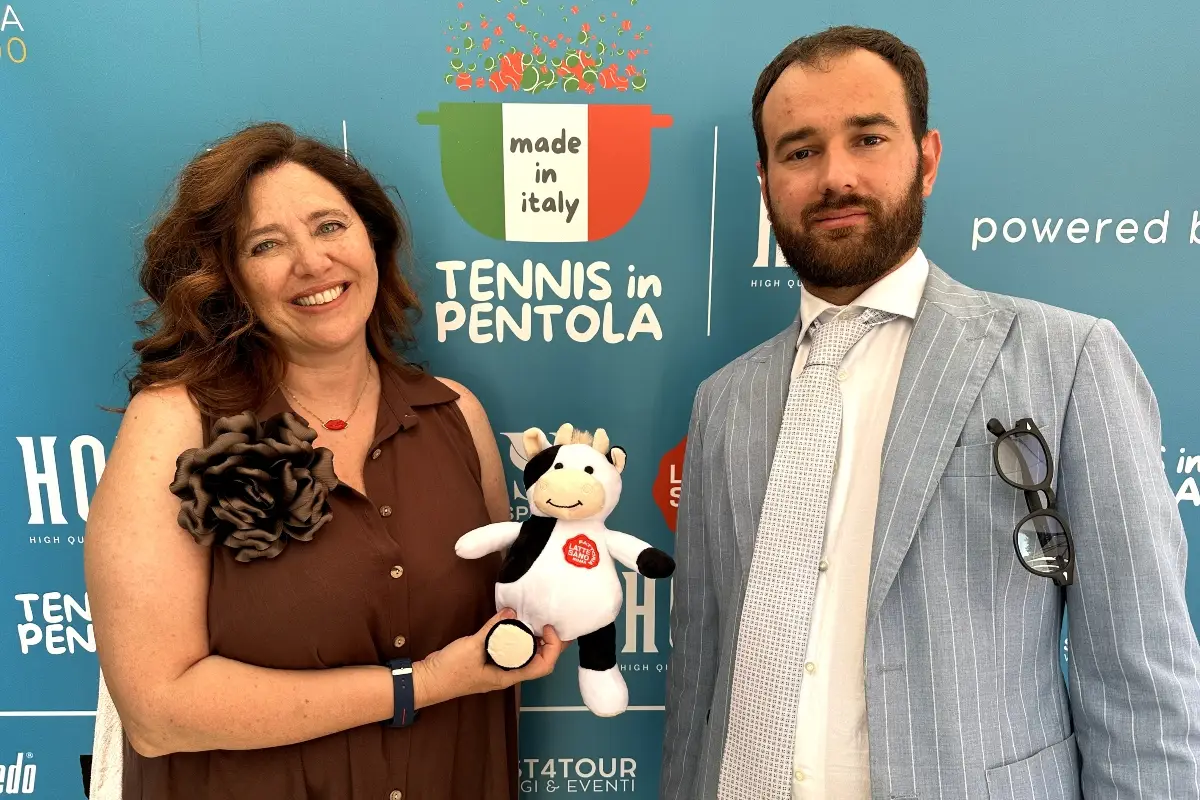 Da sinistra: Tiziana Belocchi, responsabile comunicazione di Fattoria Latte Sano, e Clarence Luca, presidente di Sport Vision Italy