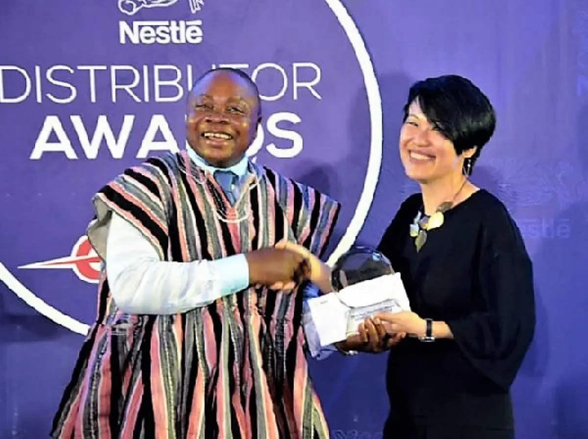 Il managing director Philomena Tan premia un distributore nell'ambito del Nestlé Ghana Distributor Award 2018