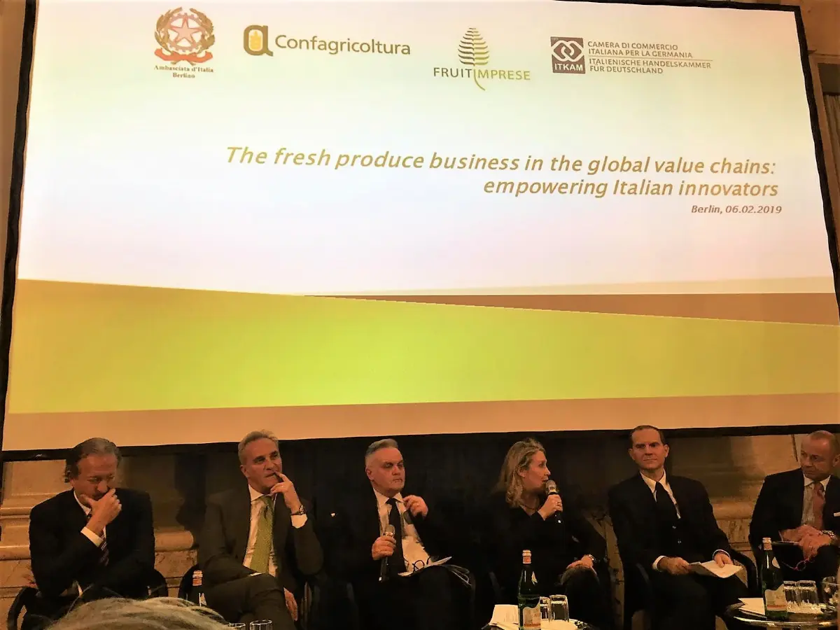 Col microfono, Alessandra Pesce, sottosegretario di Stato al Mipaaft e il presidente di Confagricoltura, Massimiliano Giansanti, alla tavola rotonda di Berlino nei giorni di Fruit Logistica 2019
