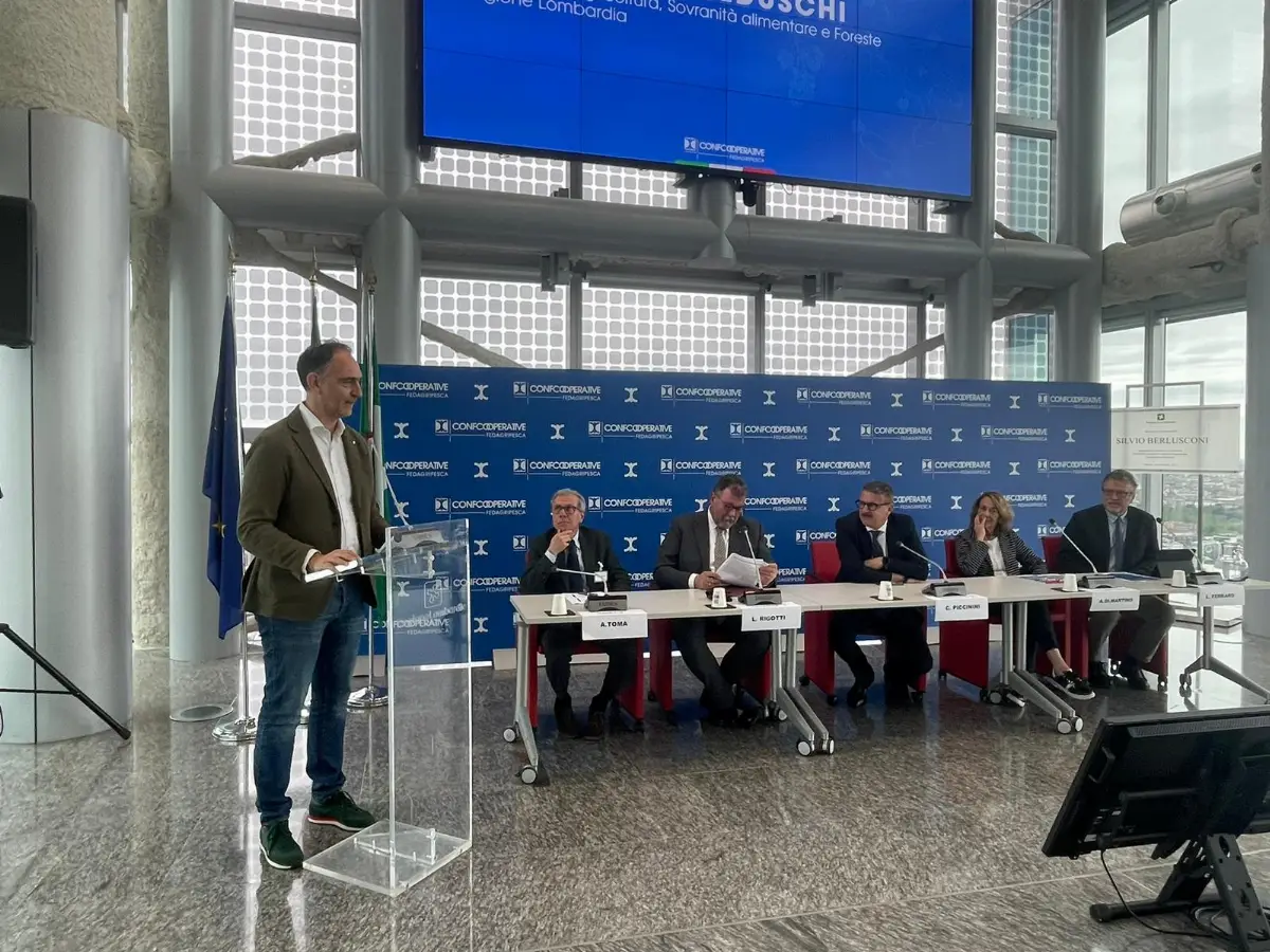 Alessandro Beduschi assessore regione Lombardia all'Agricoltura nel corso del cconvegno di Confcooperative Fedagripesca sul vino