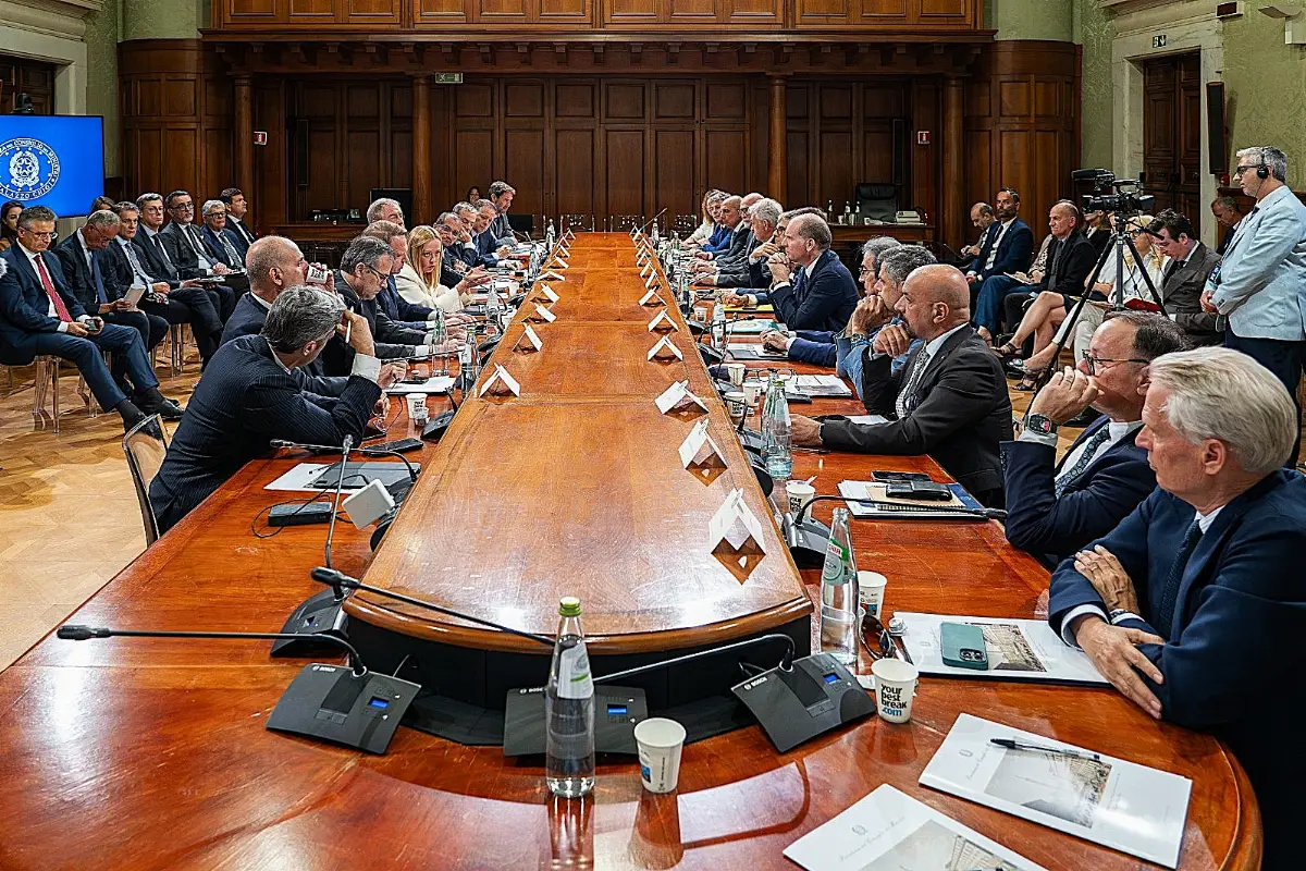Tavolo del vino tenutosi il 5 agosto 2025 a Palazzo Chigi. Per le istituzioni presenti, tra gli altri, il ministro dell'Agricoltura Lollobrigida, la presidente del Consiglio, Giorgia Meloni, il titolare del Mimit, Urso