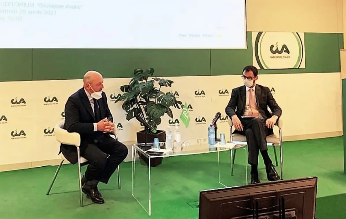 Il titolare del Mipaaf Stefano Patuanelli (a destra), ospite di Cia-Agricoltori italiani e del suo presidente Scanavino (a sinistra)