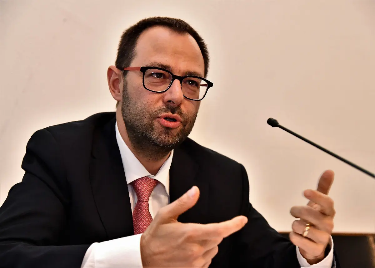 Il titolare del Mipaaf, ministro Stefano Patuanelli, durante un discorso
