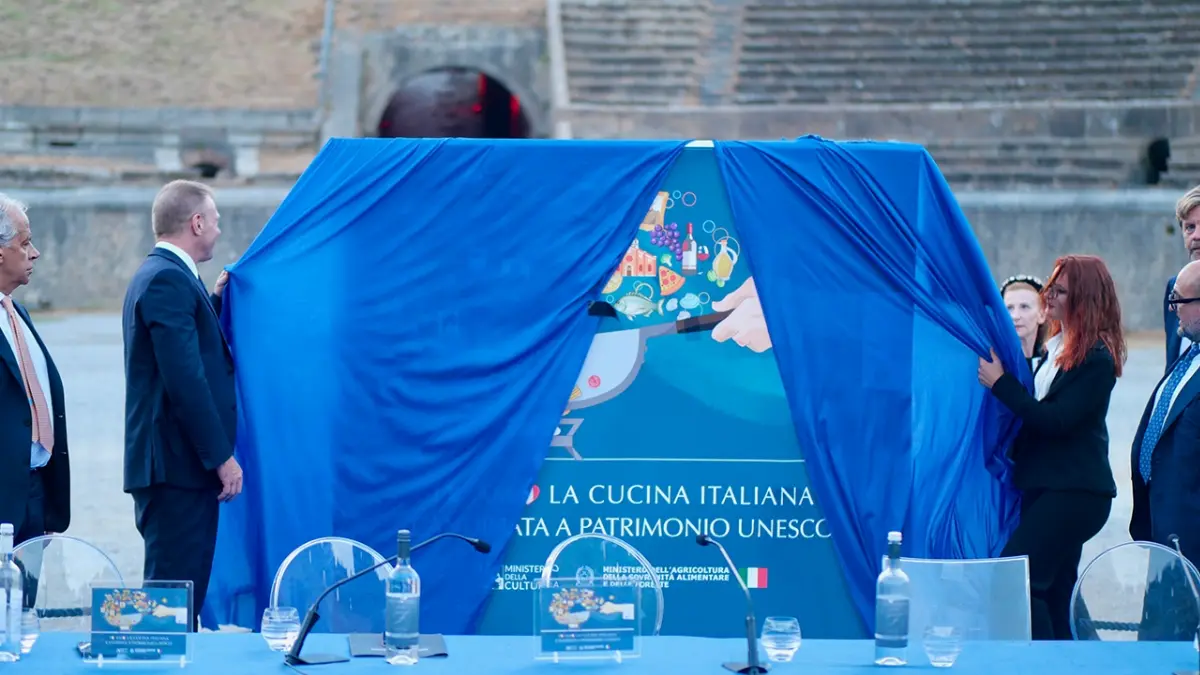 Il ministro dell'agricoltura, della sovranità alimentare e delle foreste Francesco Lollobrigida inaugura il logo della candidatura della cucina italiana a patrimonio Unesco (Pompei, 5 agosto 2023)