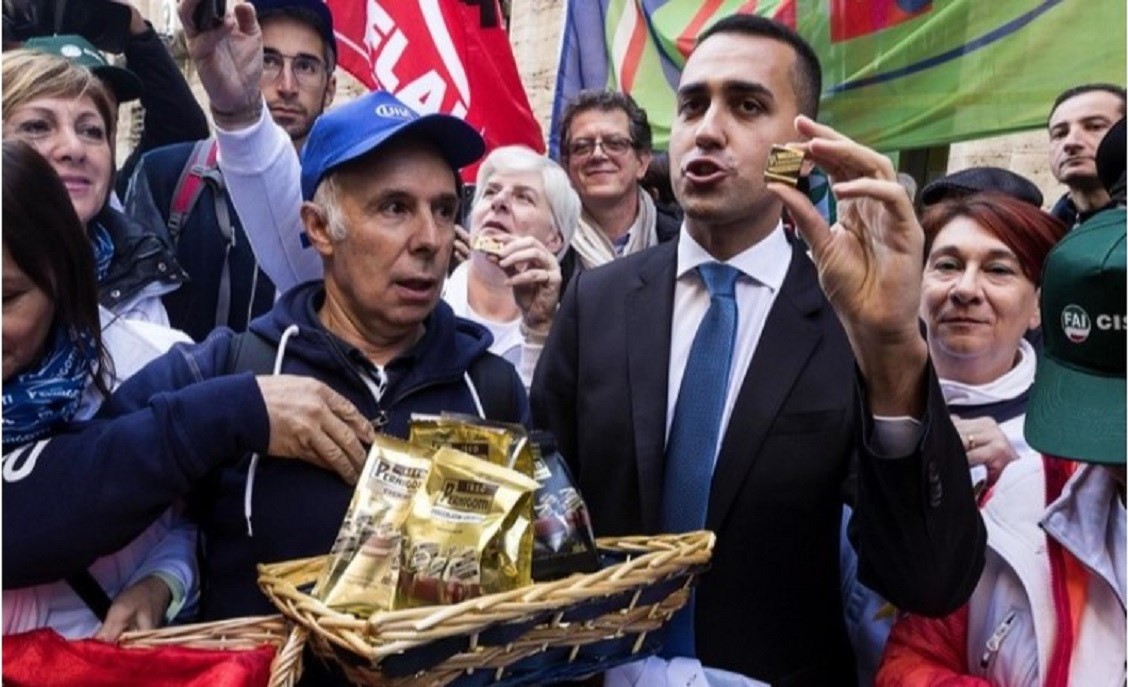 Il vicepremier Di Maio tra i lavoratori Pernigotti sotto al palazze del Mise, dopo il tavolo di crisi il 15 novembre 2018