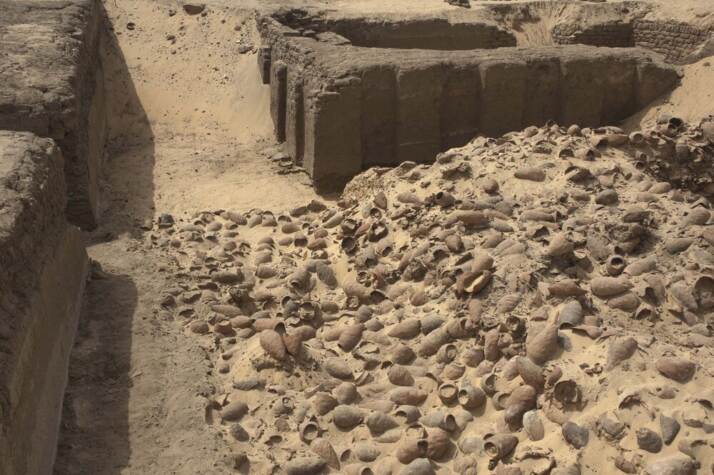 Particolare del deposito dell'antico birrificio egizio ad Abido