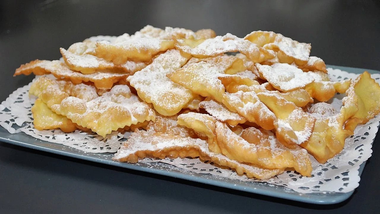 Che si chiamino chiacchere, bugie, frappe o crostoli, lungo tutto lo Stivale sono il dolce di Carnevale più apprezzato secondo la classifica 2022 di Everli