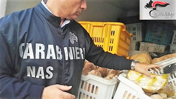 Sicurezza alimentare: carabiniere del Nas effettua un controllo