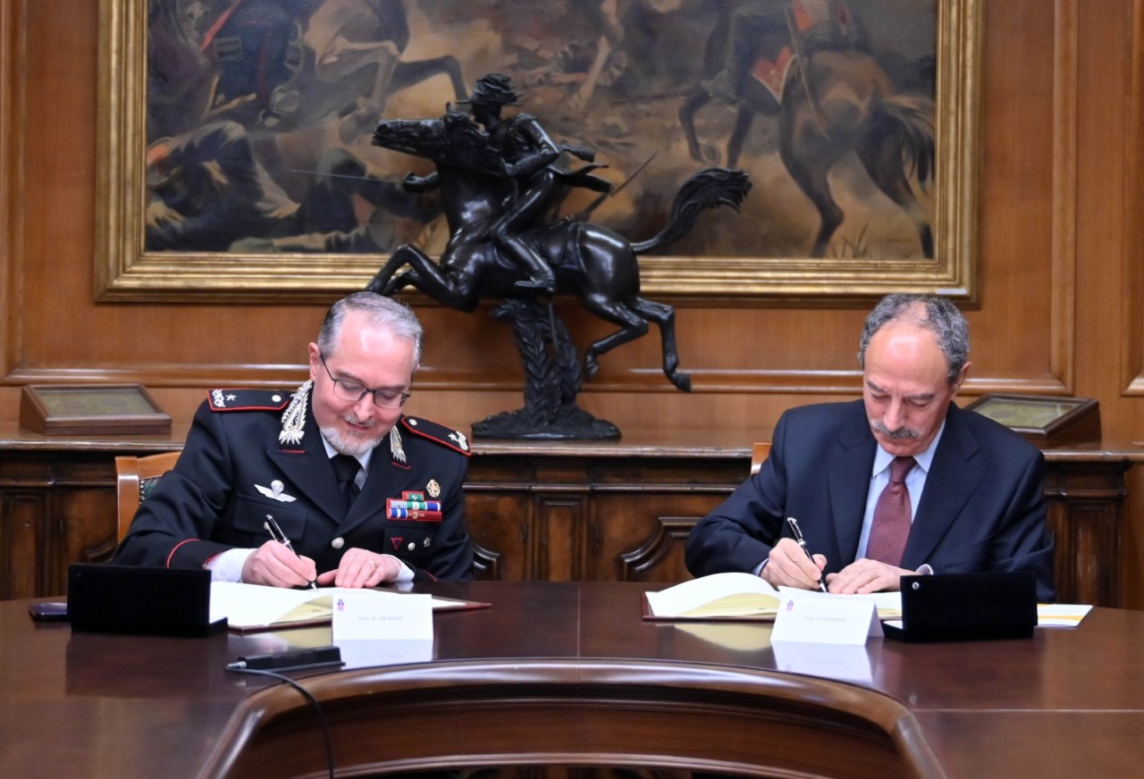 Il generale di Brigata dell'Arma Carabinieri Giuseppe De Riggi e e il presidente del CONOE, Tommaso Campanile siglano intesa sulla raccolta oli vegetali e grassi animali esausti nelle caserme e nelle mense italiane