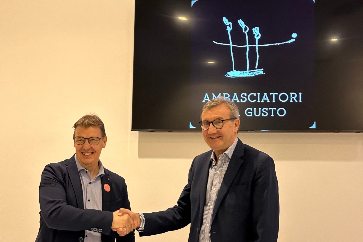 Da sinistra: Alessandro Gilmozzi, presidente di Ambasciatori del Gusto, e Franco Mosconi, presidente di Fiere di Parma, firmano il protocollo d'intesa sulla valorizzazione del Made in Italy