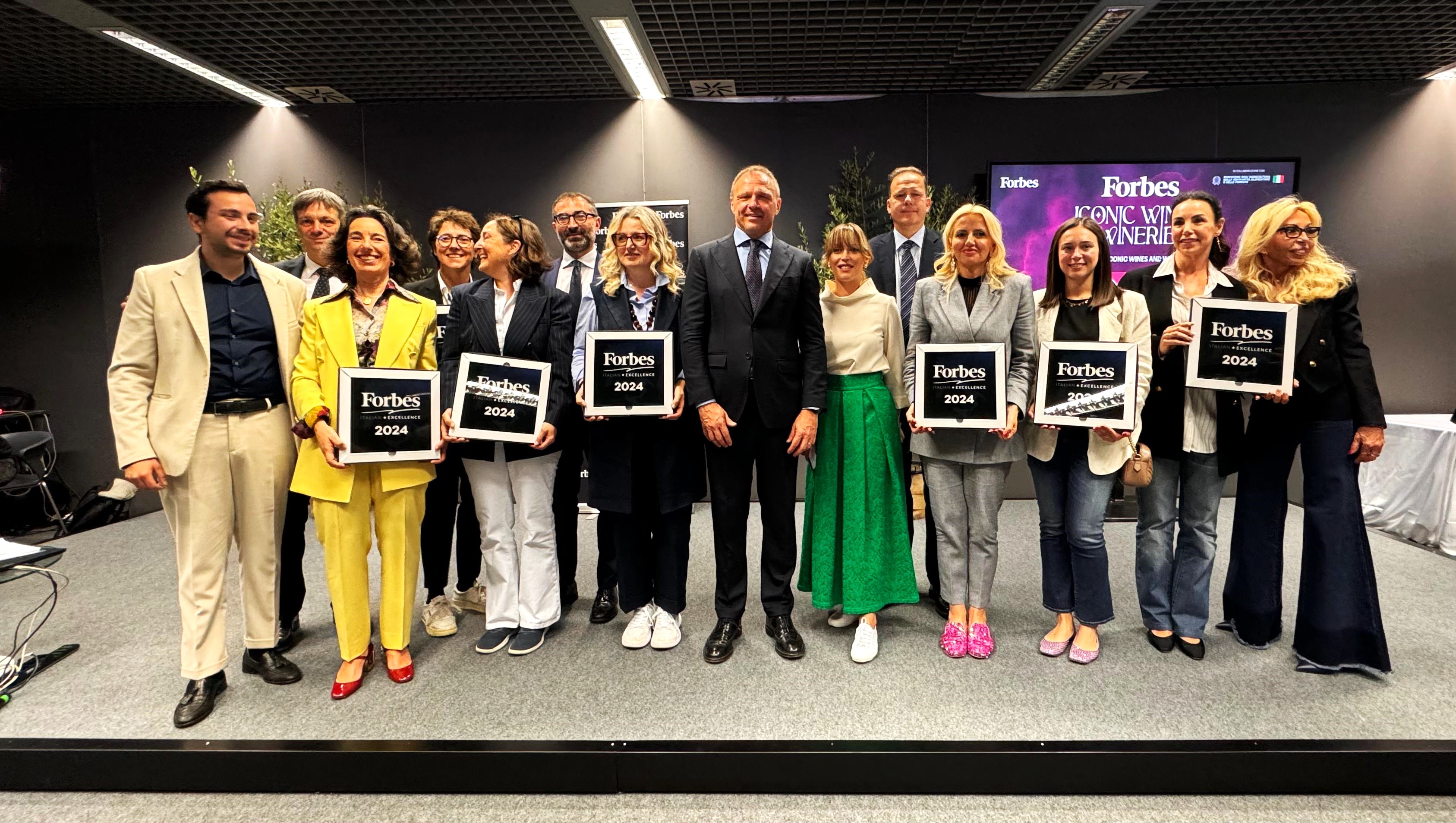 Il ministro Lollobrigida durante la consegna dei premi di "Eccellenza Italiana Forbes 2024" alle "donne dl vino", tenutasi il 16 aprile 2024 presso lo stand Masaf al Vinitaly