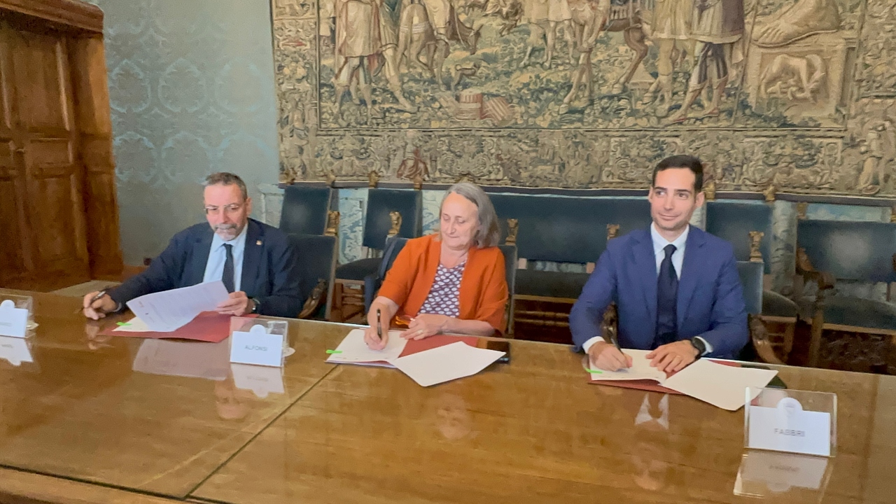 Firma protocollo d'intesa per raccolta differenziata a Roma. Da sinistra: Bruno Manzi, presidente Ama Spa; Sabrina Alfonsi, assessore all'Ambiente di Roma Capitale, Giovanni Fabbri, Head of Corporate & Internal Communication di Carrefour Italia
