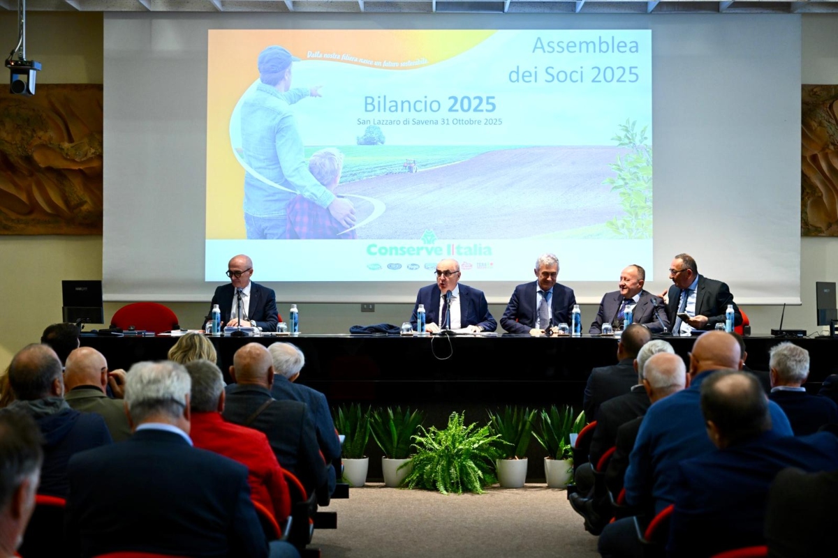 Il tavolo dell'assemblea dei soci 2025 di Conserve Italia. Da sinistra: Pier Paolo Rosetti (DG Conserve Italia), Maurizio Gardini (presidente Conserve Italia), i vice presidenti Raffaele Drei, Massimo Passanti e Vanni