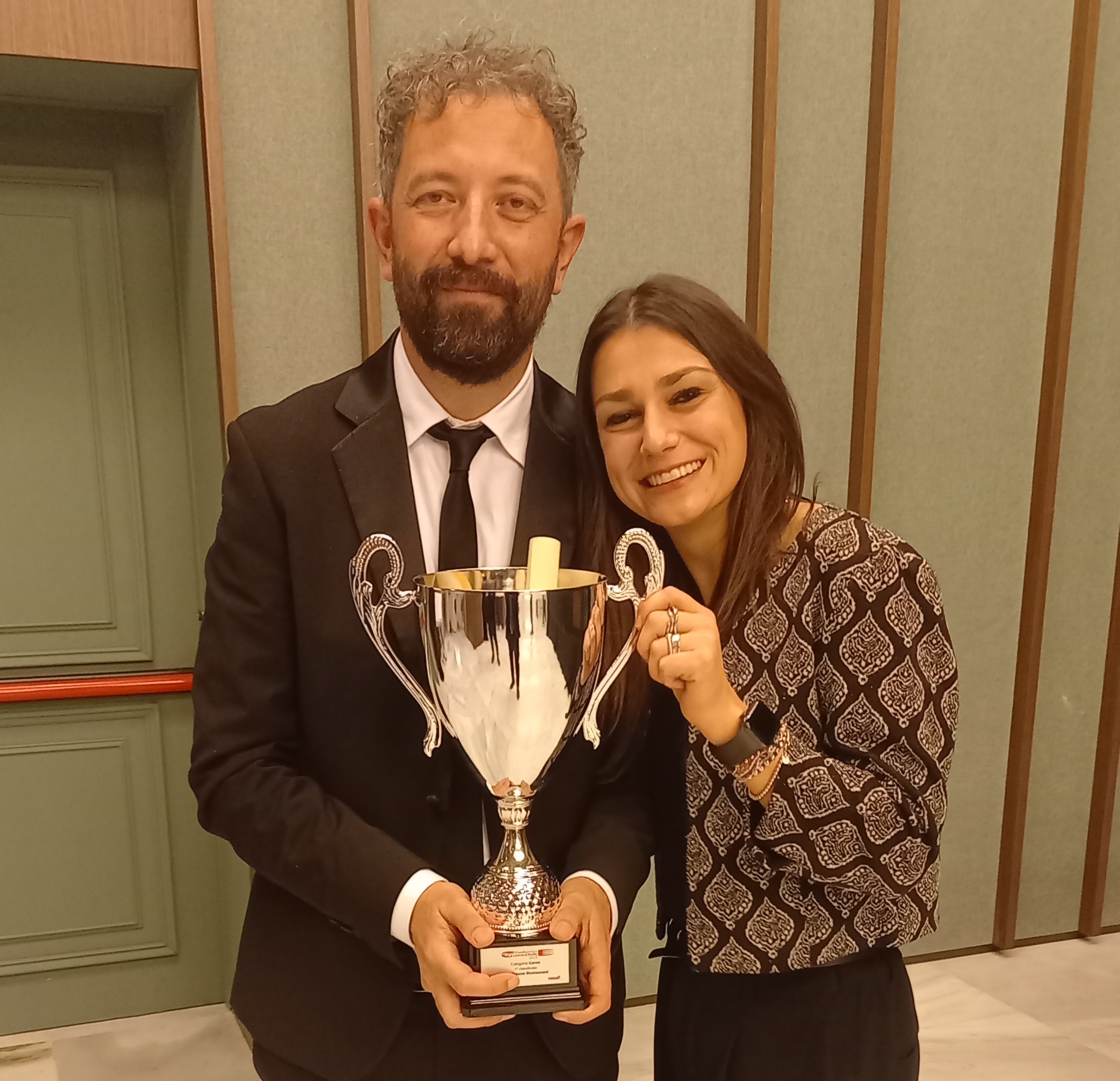 Eleonora Tebaldi e Alfonso Iannotta (resp. Marketing) col premio assegnato a Roadhouse