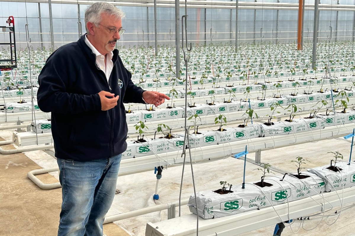 Francesco Della Rocca, Head of Operations del Centro Ricerche Bayer di Borgo Sabotino (LT), illustra le serre high-tech