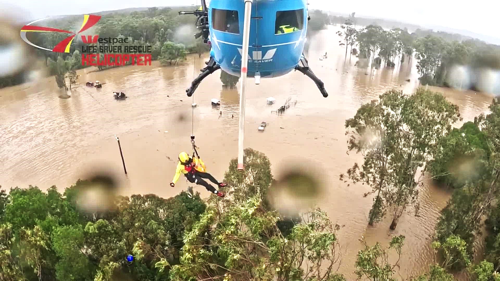 Elicottero del Westpac Life Saver Rescue in soccorso ad allevatori ed agricoltori australiani colpiti nel Nuovo Galles del Sud da pesanti alluvioni