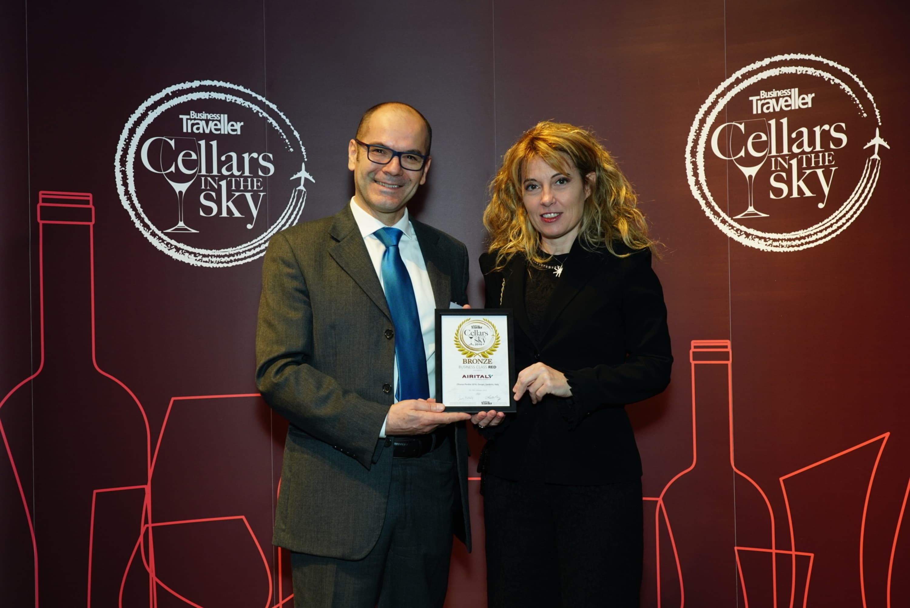 Gavino Virdis, Catering Operations Manager di Air Italy e sommelier Associazione italiana Sommelier, e Stefania Filigheddu, Air Italy Product & Service Design Manager, ritirano medaglia bronzo ricevuta per il vino "Olianas Perdixi 2016, Gergei, Sardegna, Italia"
