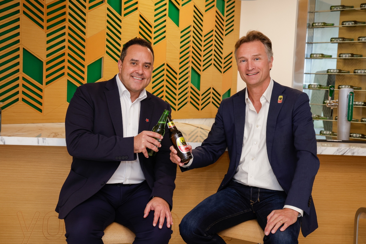 Rolando Carbajal, amministratore delegato di Fifco, e Dolf Van Der Brinck, presidente del Consiglio di Amministrazione e amministratore delegato di Heineken, brindano dopo l'acquisizione del 22 settembre 2025