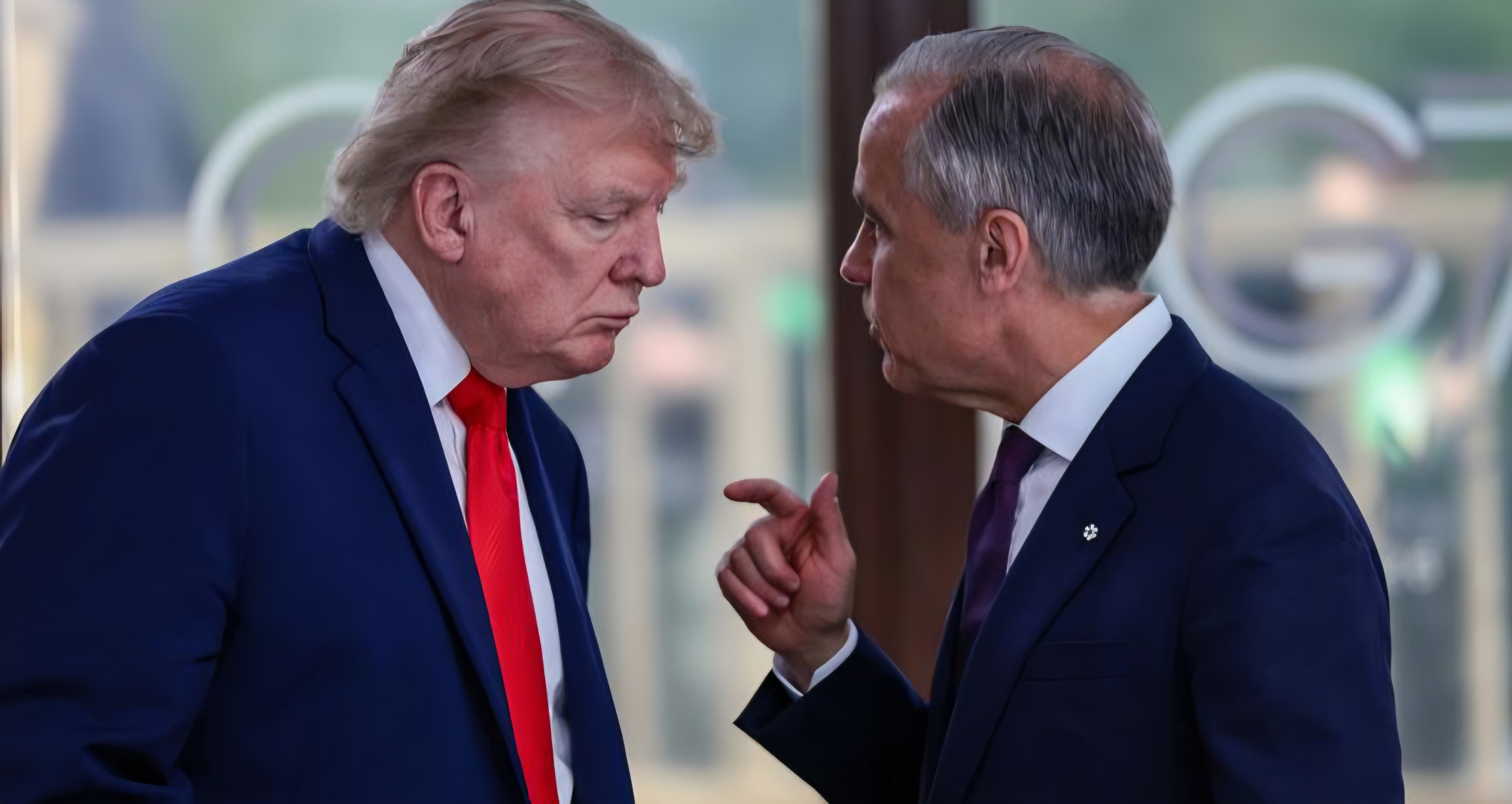 A sinistra il presidente Usa Donald Trump, a destra il primo ministro canadese Mark Carney