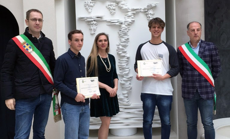 Il Sindaco di Conegliano Fabio Chies, lo studente Gabriele Dalla Bona, Rosanna Carpenè, lo studente Alex Zanette e il Consigliere alle Attività Produttive del Comune di Brugnera Gianni Rossetto davanti all'opera "Storia di Vite"