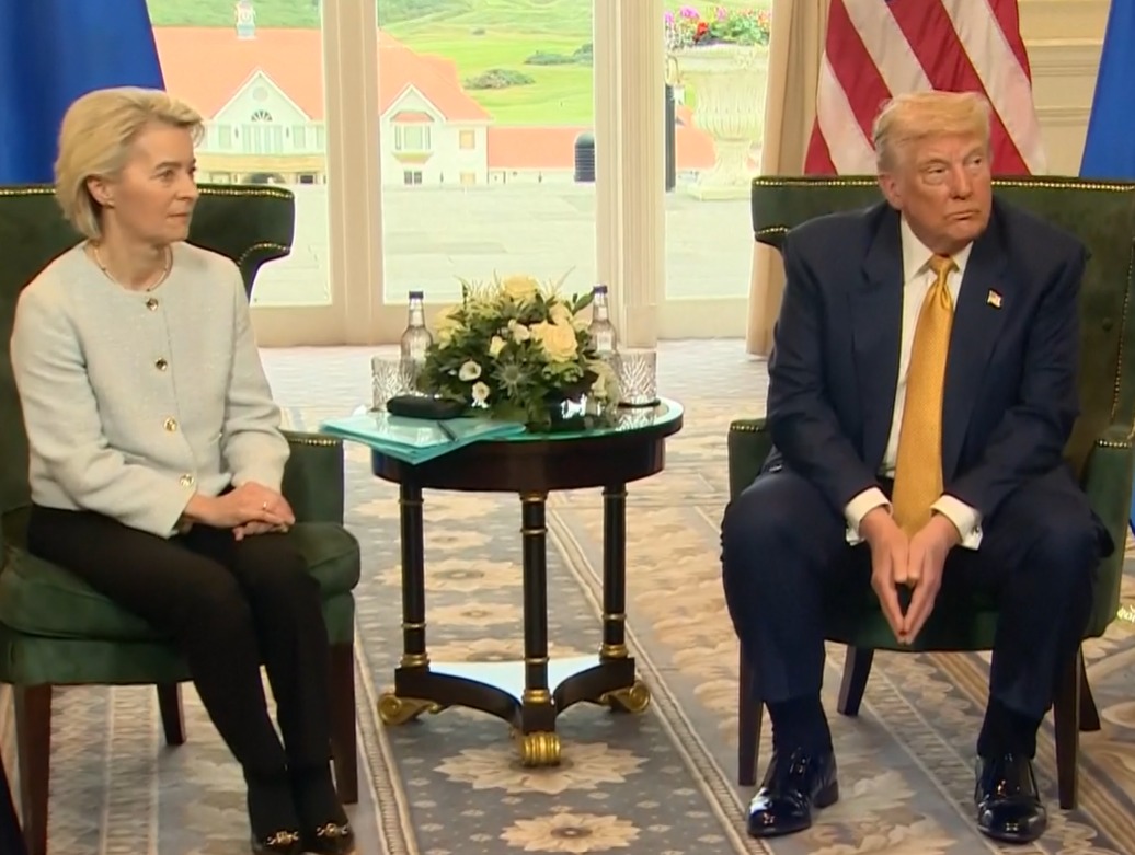 La presidente della Commissione Ue Ursula von der Leyen in Scozia con il presidente Usa Donald Trump decisione sui dazi al 15% 27 luglio 2025