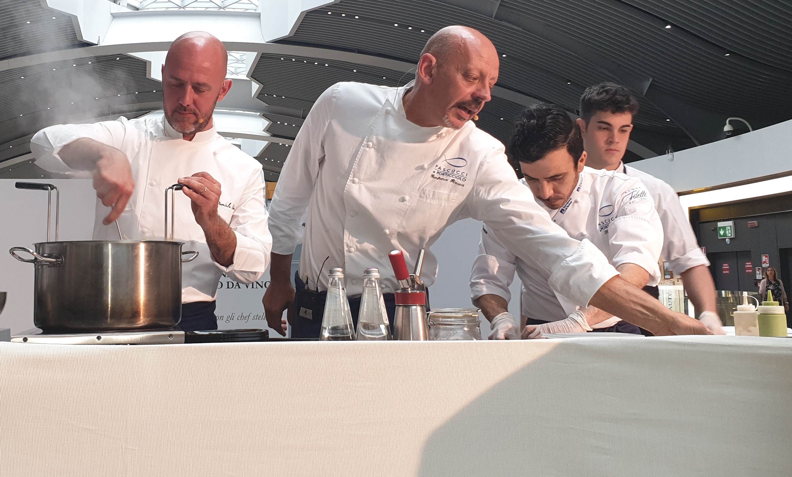 Due chef stellati del Lazio, Daniele Usai (sinistra) e Gianfranco Pascucci (destra) durante un cooking show aeroporto Roma-Fiumicino in occasione 500 anni di Leonardo da Vinci
