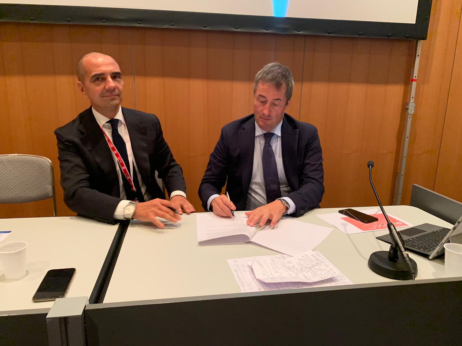 Luigi Scordamaglia (Filiera Italia) e Thomas Rosolia (Koelnmesse Italia) firmano il protocollo per la difesa del Made in Italy
