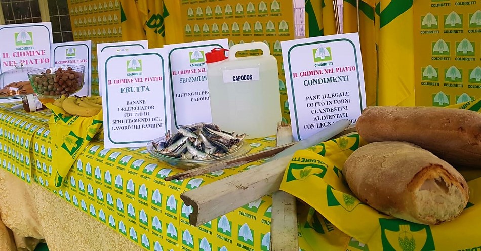 La tavola de "Il crimine nel piatto degli italiani" allestita a Roma da Coldiretti in occasione della presentazione del sesto Rapporto Agromafie sui crimini agroalimentari in Italia