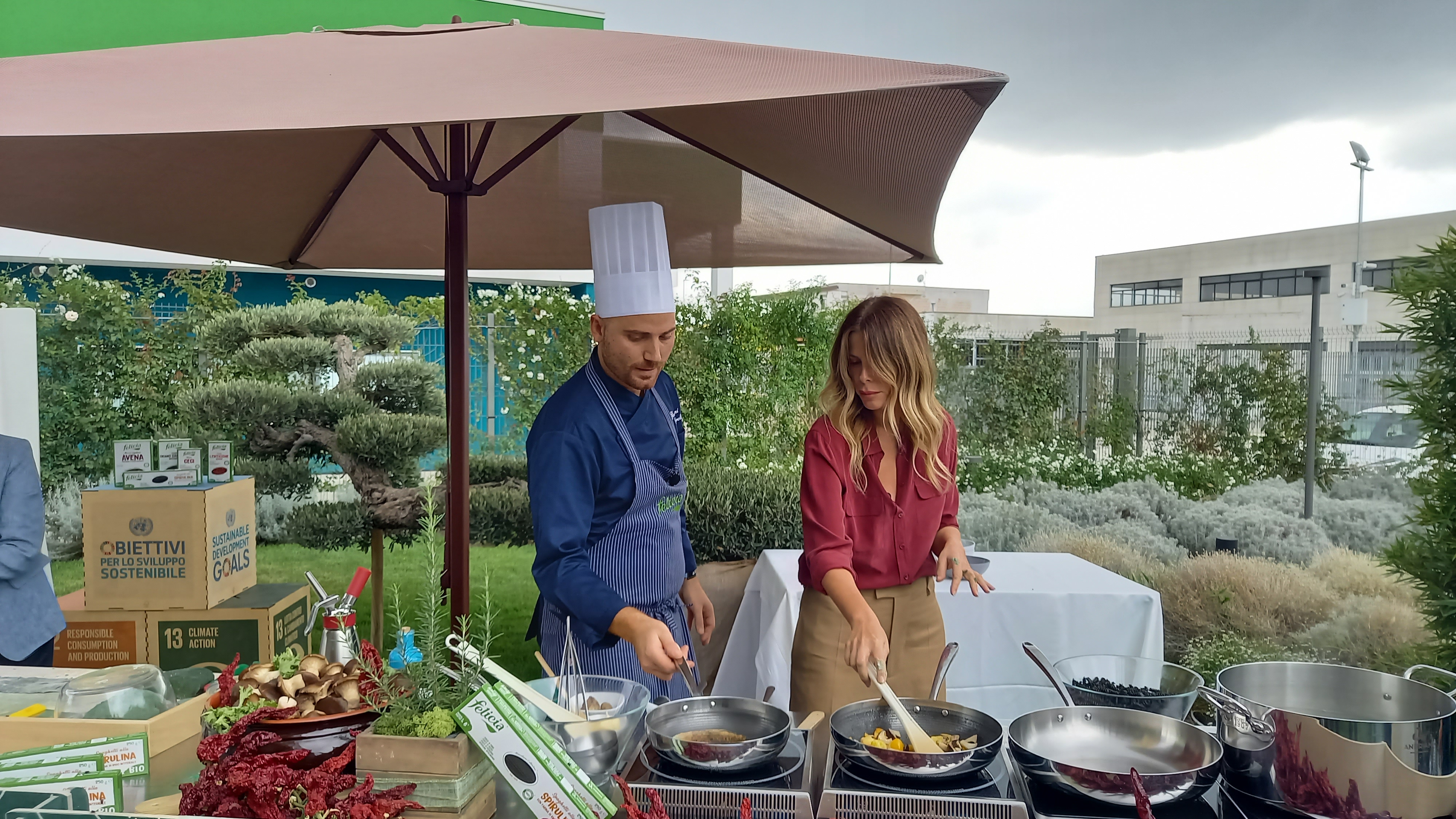 Alessia Marcuzzi e lo Chef Giovanni Cifarelli cucinano gli Spaghetti alla Spirulina di Andriani