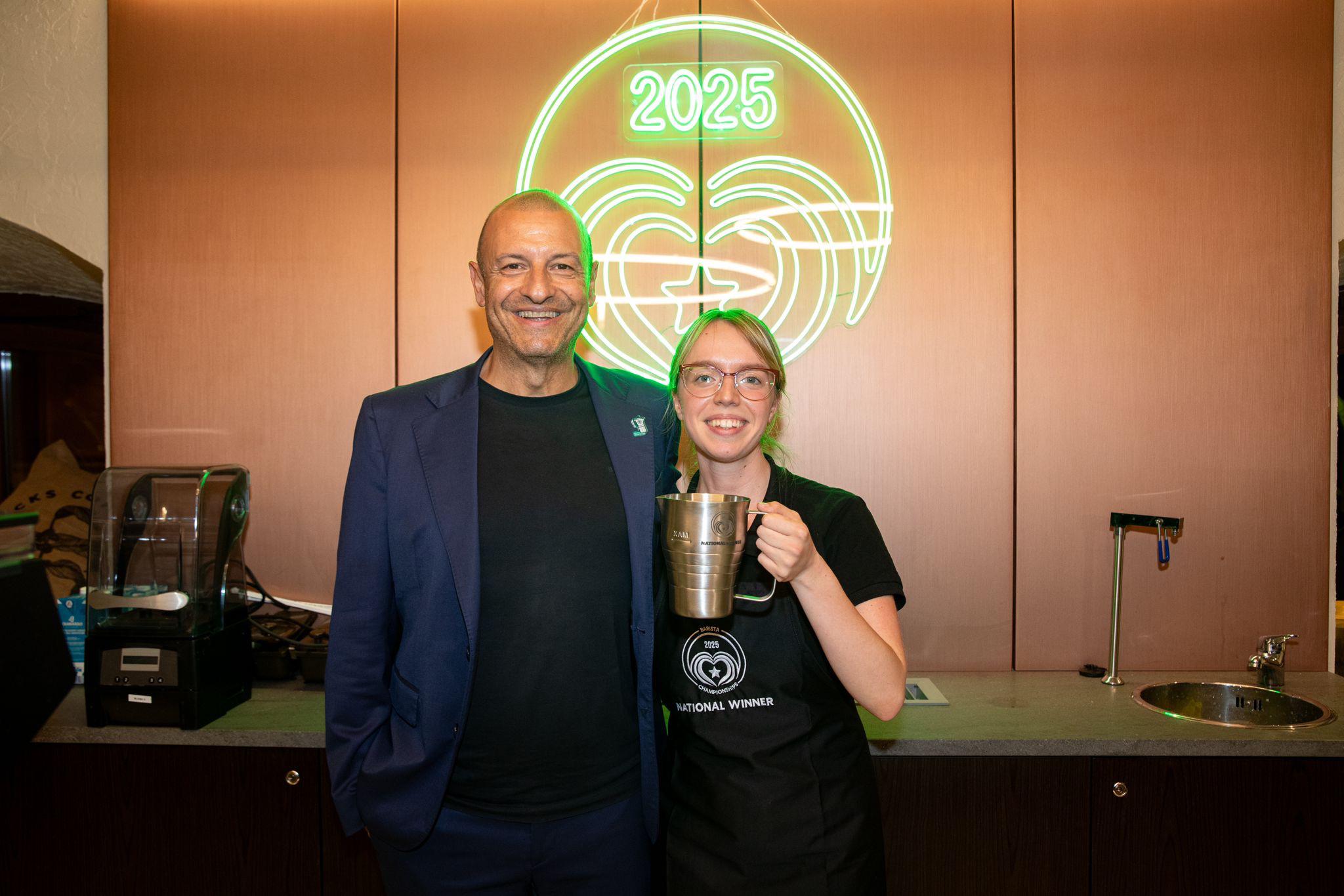 La Barista Champion Italia 2025 Veronika Lepichova, con Vincenzo Catrambone, GM Starbucks Italia