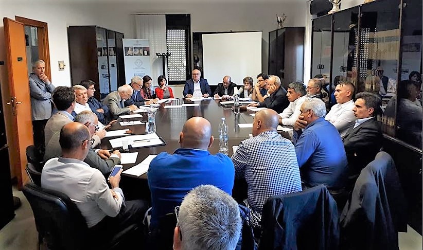 Rappresentanti degli otto Consorzi di tutela vitivinicoli sardi e dell’associazione di categoria Copagri nella riunione con l'assessore all'Agricoltura Caria, il 23 maggio 2018