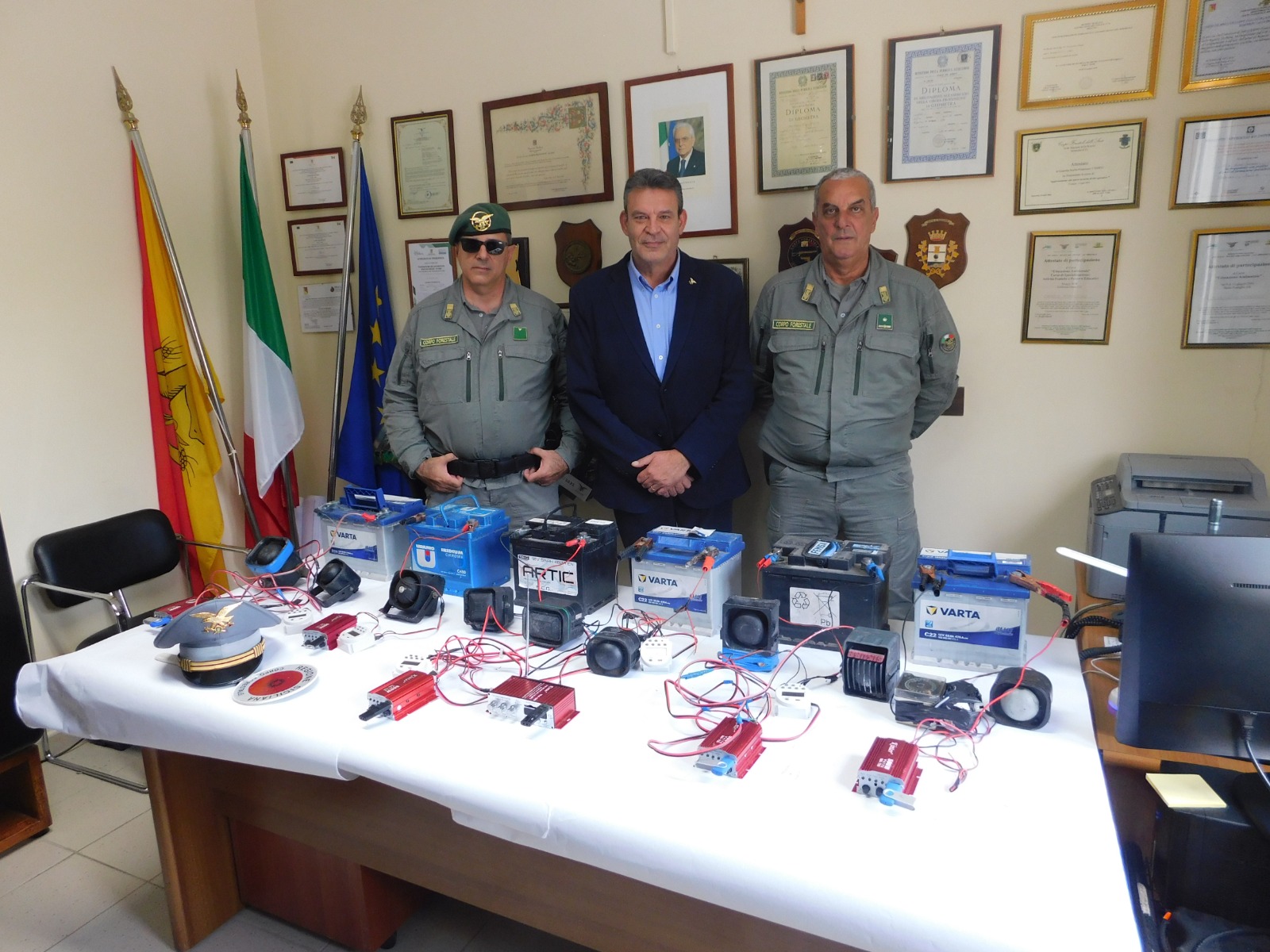 Al centro il dirigente Filadelfo Brogna, con due agenti del Corpo forestale e il materiale sequestrato