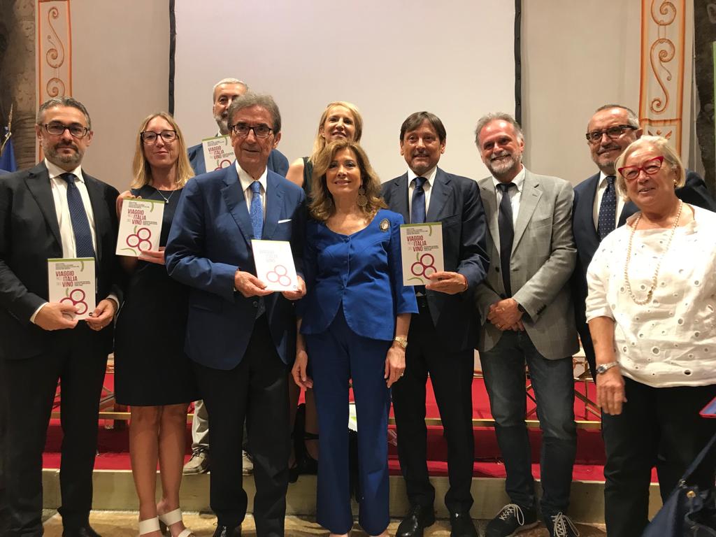 Presentazione volume “Viaggio nell'Italia del vino. Osservatorio Enoturismo: normative, buone pratiche e nuovi trend” scritto dal senatore Dario Stefàno e Donatella Cinelli Colombini con Città del vino e Le Donne del Vino sulla base dell’indagine Nomisma-Wine Monitor