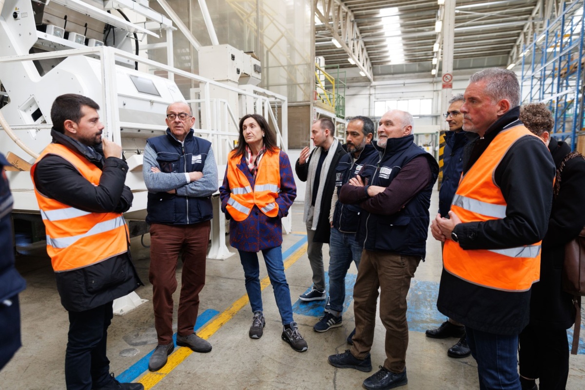 L'assessore all'Agricoltura della Regione Emilia-Romagna, Alessio Mammi, in visita alla Cooperativa Agricola Cesenate (Cesena, 7 aprile 2023)