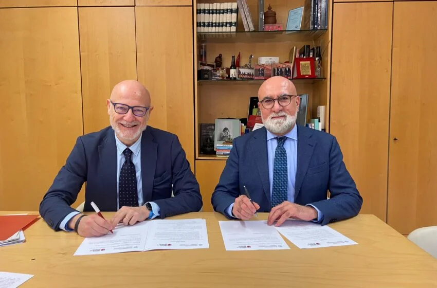 Firma accordo Banca MPS Assocamerestero: a sinistra Paolo Delprato, Responsabile Prodotti Imprese, Finanza Agevolata e Organismi di Garanzia di Banca MPS; a destra, Domenico Mauriello, Segretario Generale di Assocamerestero.