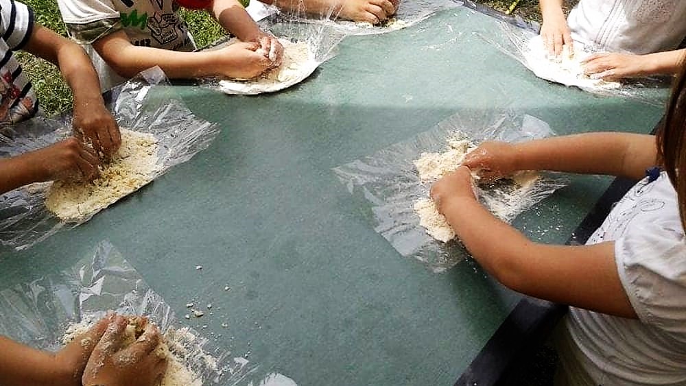 Educazione alimentare: "manine" in pasta nel laboratorio di una fattoria didattica, in una foto d'archivio