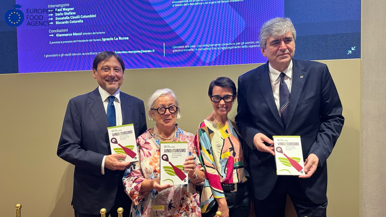 Presentazione del libro “Vino & Turismo. Teoria e pratica dell’enoturismo in cantina” (Senato, 10 giugno 2026). Da sinistra: Dario Stefàno, presidente del Ceseo; Donatella Cinelli Colombini, direttore del Ceseo; Violante Gardini Cinelli Colombini, presidente del Movimento Turismo del Vino; Gianmarco Mazzi, ministro del Turismo