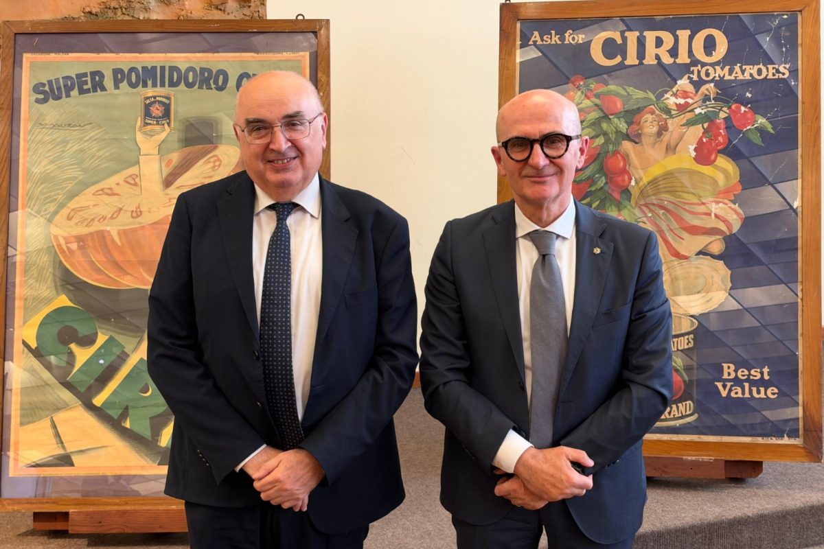 da sx: Conserve Italia, il Presidente Maurizio Gardini e il DG Pier Paolo Rosetti di fronte a manifesti storici Cirio