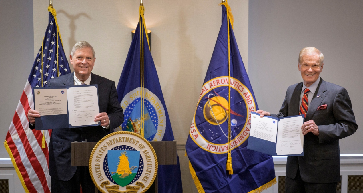 Il Segretario dell'Agricoltura degli Stati Uniti Thomas Vilsack (a sinistra) e l'amministratore della Nasa Bill Nelson dopo la firma del memorandum d'intesa, mercoledì 21 giugno 2023, presso il Jamie L. Whitten Building dell'Usda a Washington.