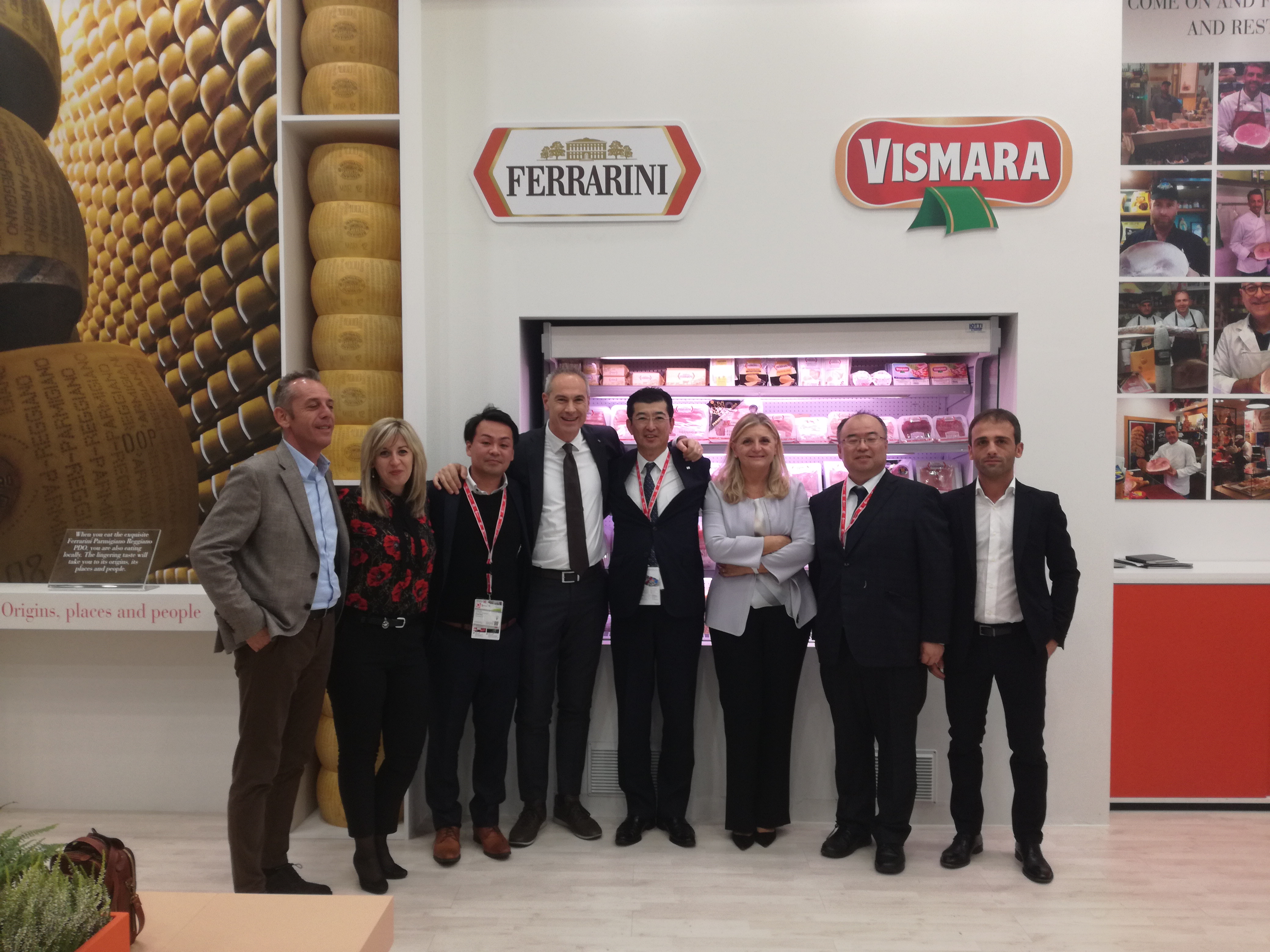 Clienti asiatici in visita allo stand Ferrarini alla fiera Anuga di Colonia