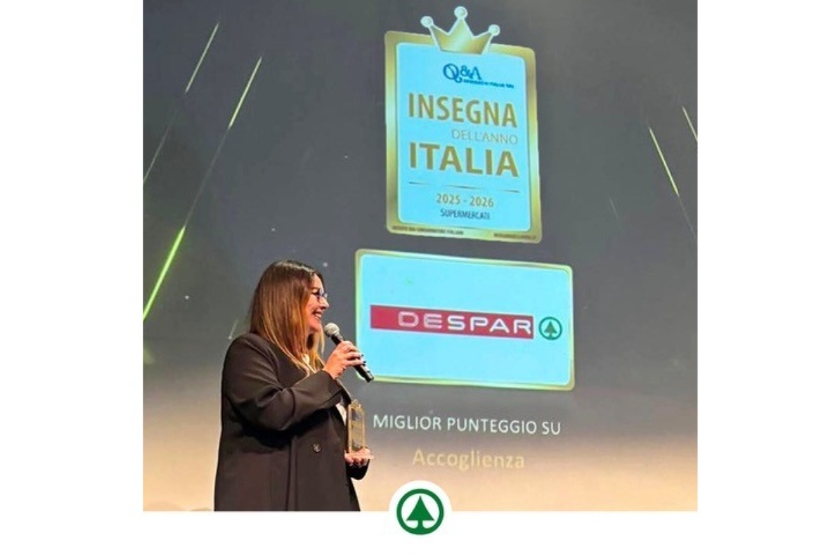 Ombretta Putzu, responsabile marketing e comunicazione di Despar Italia, riceve il premio "Insegna dell'Anno 2024/2025" attribuito a Despar Italia
