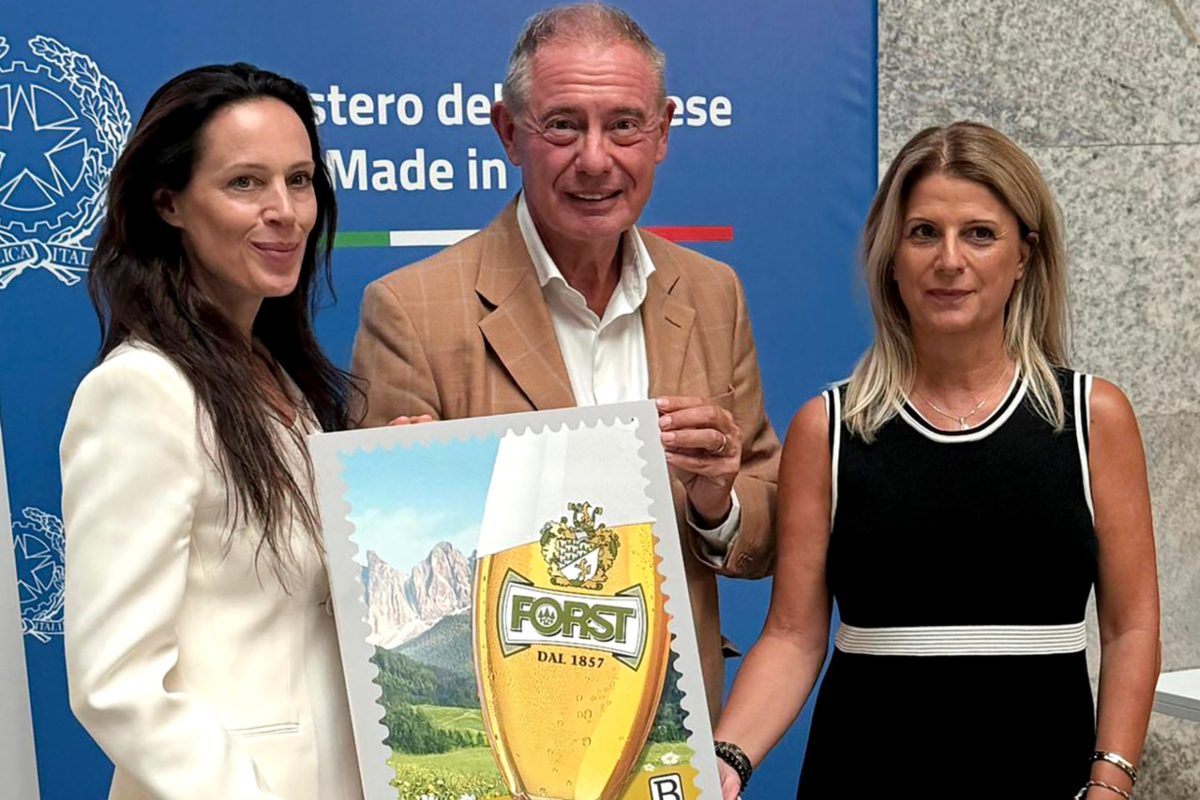 Da sinistra: Cellina von Mannstein di Birra Forst, il ministro delle imprese e del made in Italy, Adolfo Urso, e il sottosegretario di Stato alle Imprese e al Made in Italy, Fausta Bergamotto.