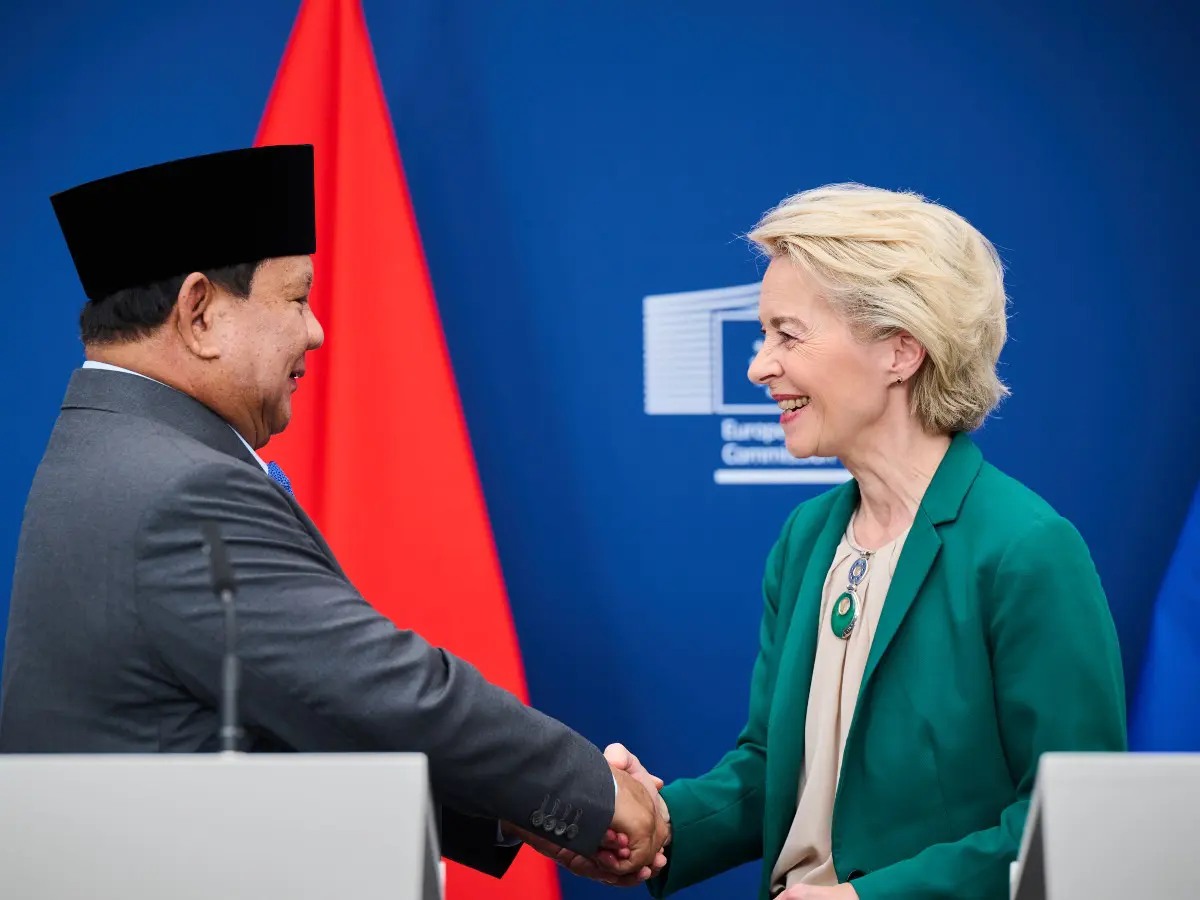 A sinistra, il presidente dell'Indonesia Prabowo Subianto, a destra la presidente Ue Ursula von der Leyen