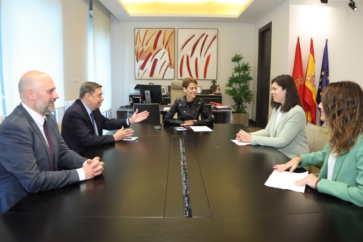 Incontro tra il ministro spagnolo dell'Agricoltura, Luis Planas, il presidente della Comunità Forale di Navarra, María Chivite, e il presidente dell'Unione delle Cooperative Agroalimentari di Navarra, Esther Burgui
