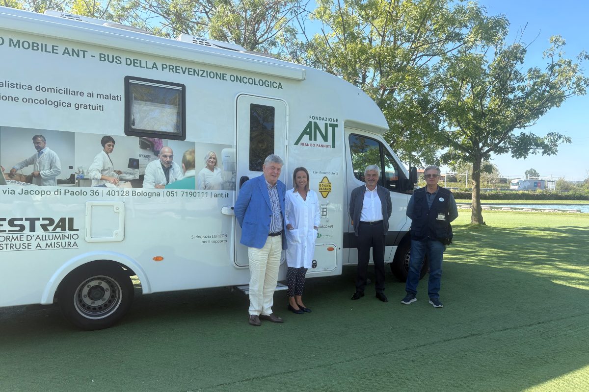 Da sinistra: Stefano Berni, direttore generale Consorzio di Tutela del Formaggio Grana Padano; Ilenia Olga Moreschi, medico chirurgo specialista in radiodiagnostica, Annibale Feroldi, storico volontario Ant; Massimo Bottazzi, autista volontario Ant